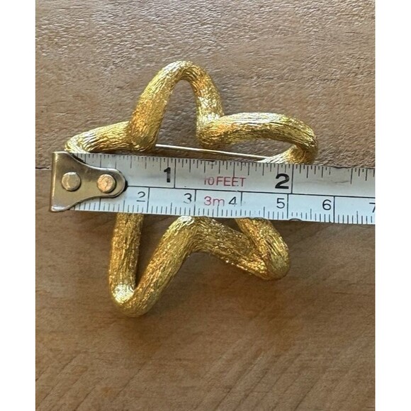 Vintage St John Open Star Brooch Pin Gold Tone Star Brooch Used - Picture 8 of 9